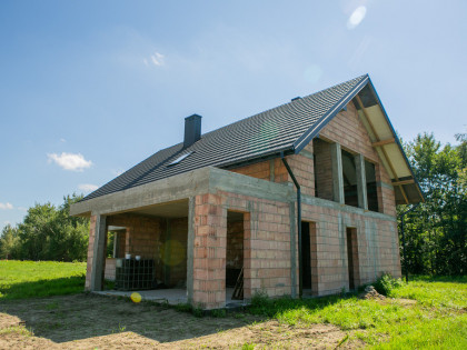 Działka z rozpoczętą budową - Lipiny