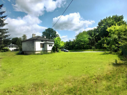 Dom z dużą działką i z dwoma wjazdami.