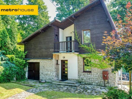 Dom w cichym miejscu pod lasem