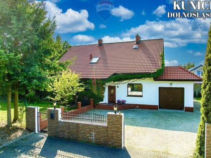 Dom z krytym basenem i pięknym ogrodem!