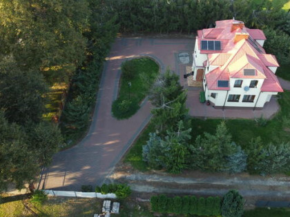 Dom przy alei lip, duża działka 18 ar