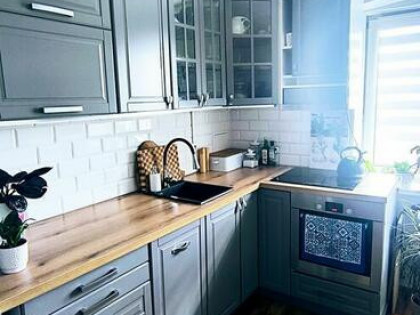 Przytulna kawalerka z osobną kuchnią , dogodna lokalizacja