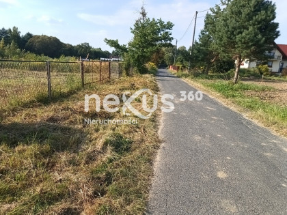 Blisko innych zabudowań a z drugiej strony las