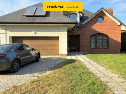 Dom wolnostojący na dużej kształtnej działce.