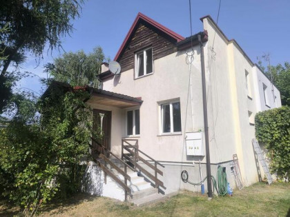 Dom dwupiętrowy w pobliżu centrum z werandą i parkingiem