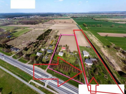 Dom z zabudowaniami gospodarczymi.