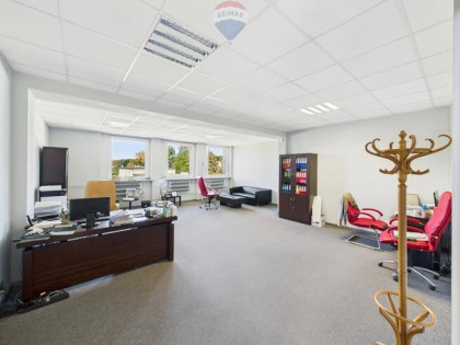 Biuro 50,4 m² z windą i parkingiem – Rybnik