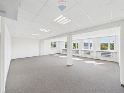 Biuro 70,7 m² z windą i parkingiem – Rybnik