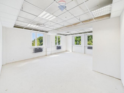 Biuro 42,7 m² z windą i parkingiem – Rybnik