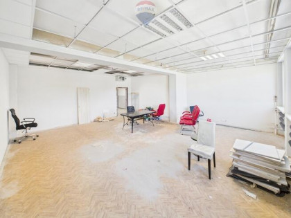 Biuro 50,4 m² z windą i parkingiem – Rybnik