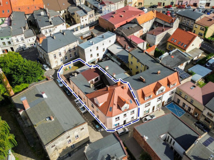 Kamienica: mieszkania, 2 lokale usługowe, 3 garaże