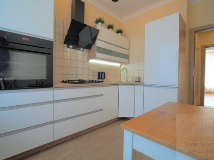 Czyste, ciche i przestronna z osobną kuchnią