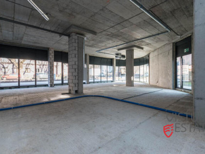 Lokal parterowy, witrynowy z ogródkiem