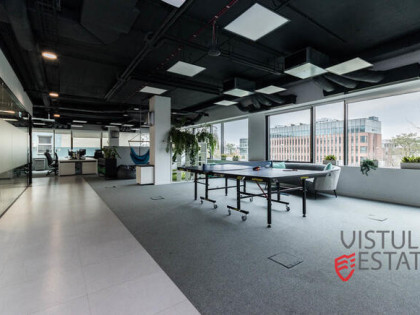 Przestrzeń biurowa w noweczesnym budynku