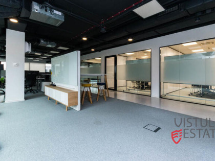 Przestrzeń biurowa w noweczesnym budynku