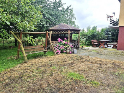 Siedlisko z domem i budynkami – 1,5 ha ziemi.