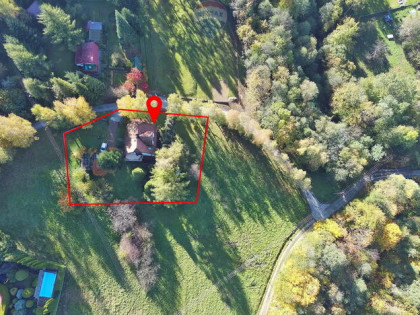 Dom wolnostojący w otoczeniu lasu