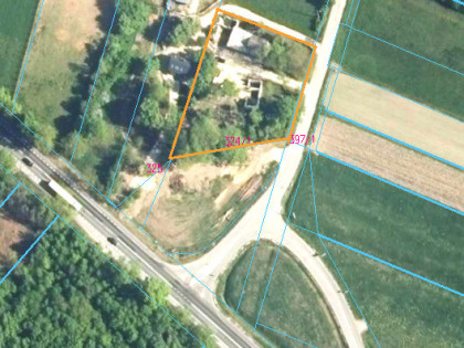 Kształtna działka, w ciekawym miejscu.