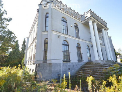 Działka inwestycyjna z budynkiem.