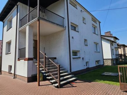 Dom mieszkalny wolnostojący oraz oddzielny garaż z komórką