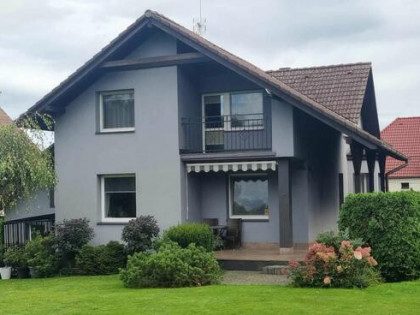 Zadbany dom w Cieszynie w dzielnicy Mnisztwo.