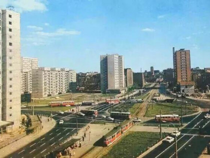 Al. jana Pawła II, rondo ONZ, przy dwóch liniach metra