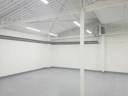 Magazyny, biura, parking w cenie