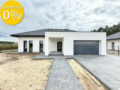 Nowoczesny dom parterowy w otoczeniu lasu