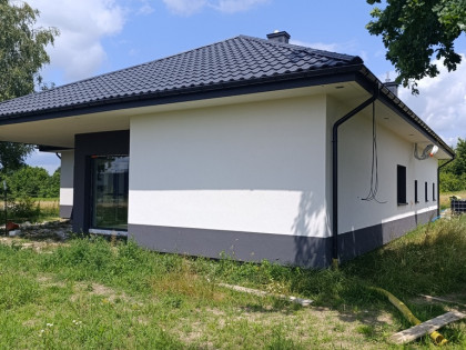 Nowy dom parterowy z antresolą.