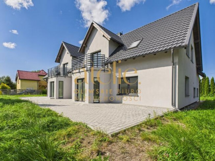 Nowoczesny dom z tarasem i ogrodem