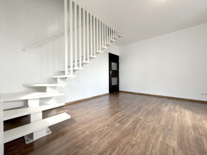 Jasne dwupoziomowe mieszkanie z garażem i piwnicą