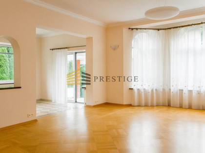 Elegancki dom położony w Powsinie