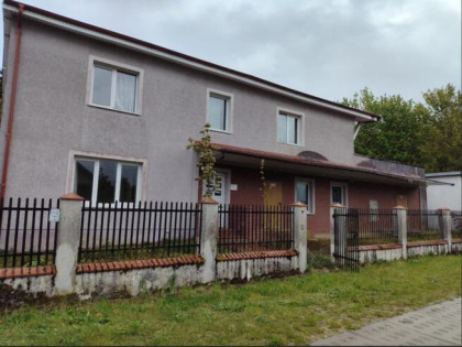 Duży dom z pomieszczeniami gospodarczymi 2000m