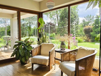 DOM OTULONY ZIELENIĄ NA BIAŁOŁĘCE