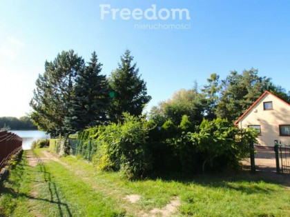 Działka rekreacyjna z domkiem przy jeziorze.