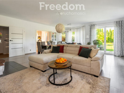 Dom wolnostojący z dużym areałem ziemi.