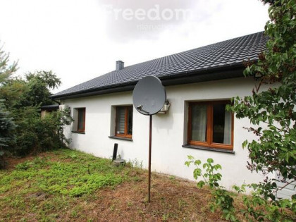 Parterowy dom z kominkiem wśród pól i lasu