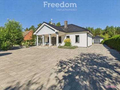 Parterowy dom z przeszklonym ogrodem w Kątach