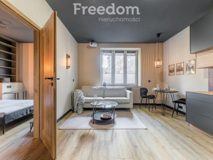 Ciche - pod klucz - w kamienicy - metro Młynów