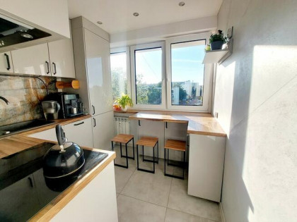 4 pokojowe mieszkanie z wyremontowaną kuchnią i łazienką