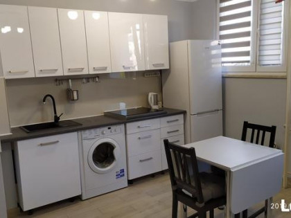 Wynajmę kawalerkę w doskonałej lokalizacji.