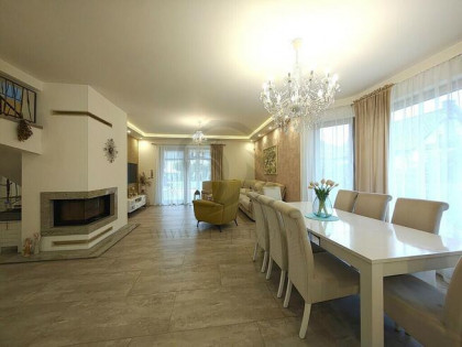 Dżinn sprzedaje pałac – bez lampy w pakiecie!