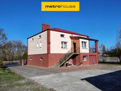 Dom na wsi z dużą działką i zabudowaniami gospodar