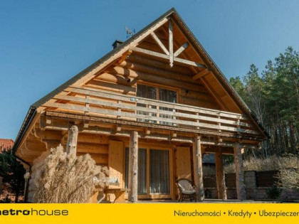 Nowy dom z bali w miejscowości wypoczynkowej.