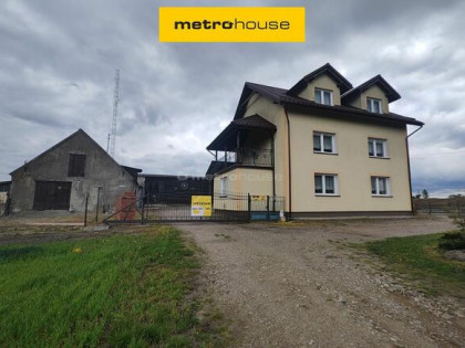 Dom z zabudowaniami gospodarczymi w Katlewie.