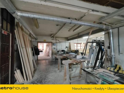 Zakład produkcji drzwi wraz z domem mieszkalnym.