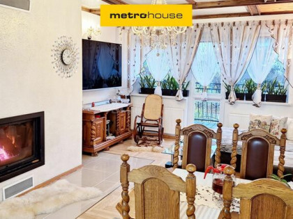 Dom w zabudowie bliźniaczej z dwoma garażami.