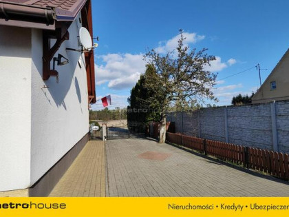 Dom w zabudowie bliźniaczej z garażami i ogrodem.