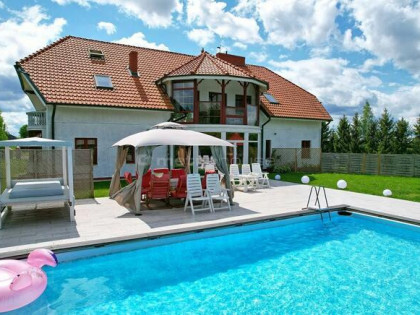 * Luksusowy dom z basenem nad jeziorem  1,11 ha *