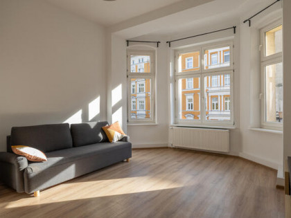 Pięknie doświetlone mieszkanie w kamienicy | film